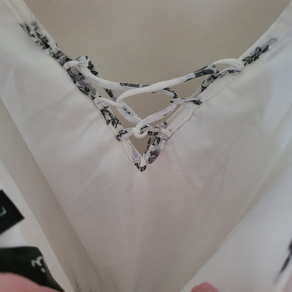 Nwot Trixxi White Black Floral Cold Shoulder Romper Size Large - Picture 11 of 13